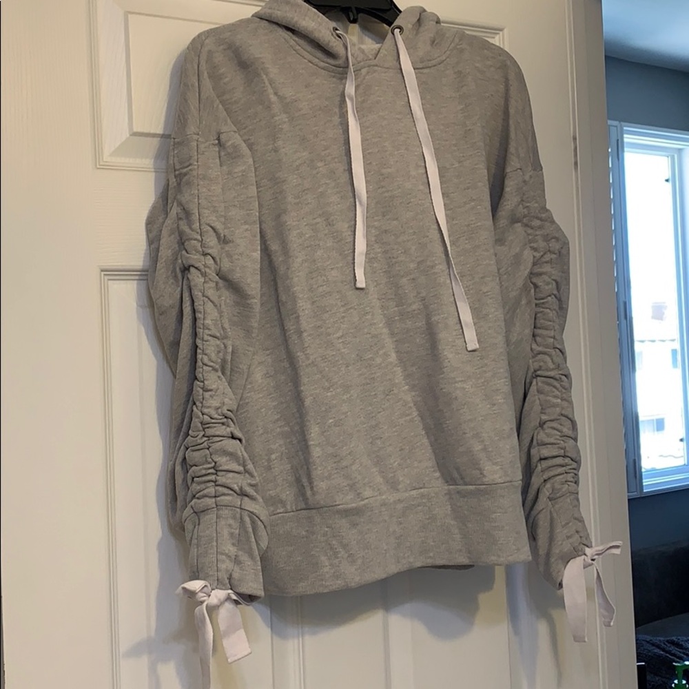 Grey hoodie with ruched sleeves and tie